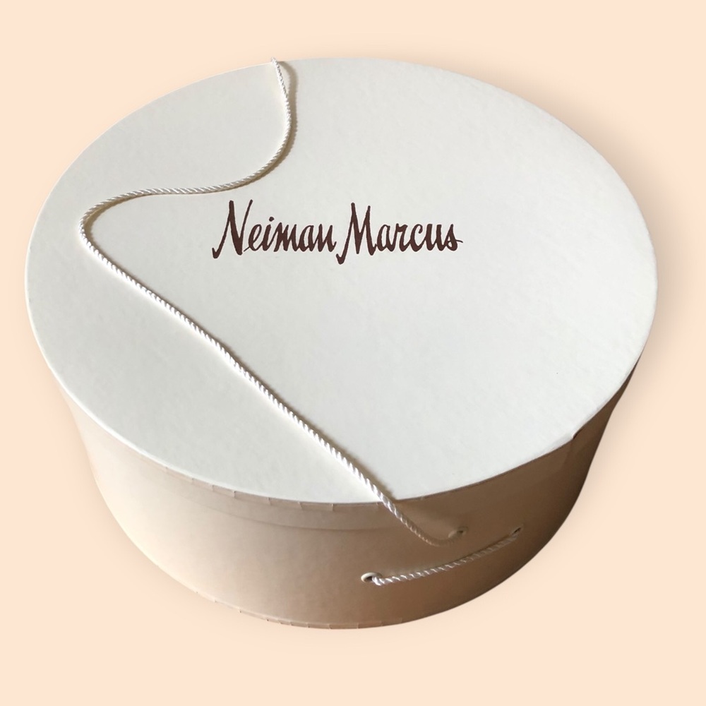 Vintage Neiman Marcus Logo Hat Box Round w/ Handle 16x6.5” Ivory Cream Clean - Picture 6 of 7